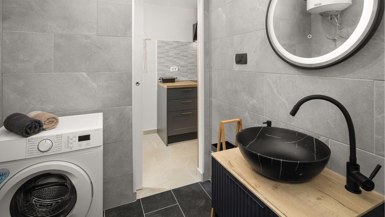 bathroom bathroom